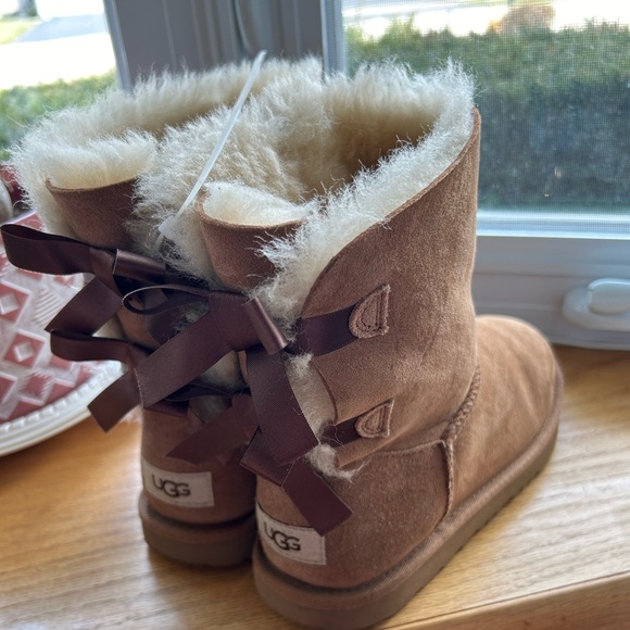 UGG SHOES| BAILEY BOW UGGS|COLOR TAN: SIZE 5 - Picture 10 of 16